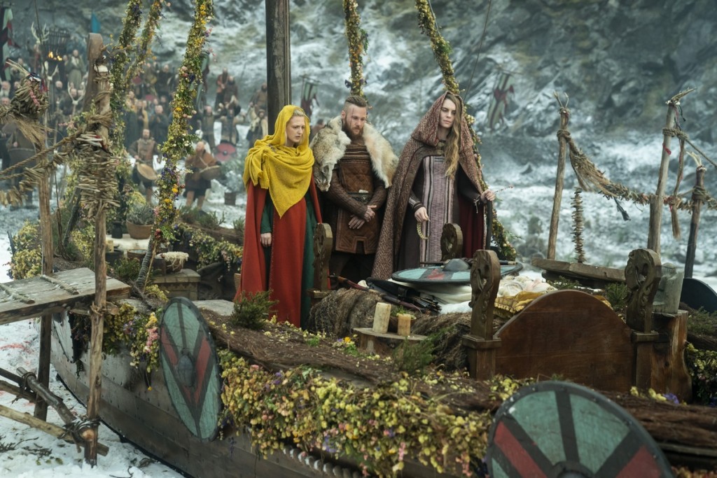 Torvi (Georgia Hirst), Ubbe (Jordan Patrick Smith) et Gunnhild (Ragga Ragnars) assistent à des funérailles