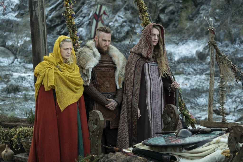 Torvi (Georgia Hirst), Ubbe (Jordan Patrick Smith) et Gunnhild (Ragga Ragnars) se recueillent