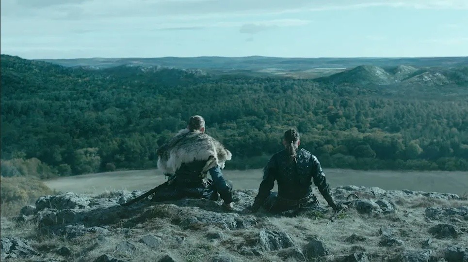 Hvitserk (Marco Ilso) et Ivar (Alex Hogh Andersen) ont une belle vue du paysage